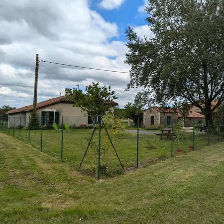 Maison De Charme En Pleine Nature Avec Jardin, Terrasse Et Equipements Familiaux - Fr-1-653-74 *