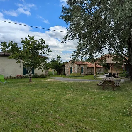 Maison De Charme En Pleine Nature Avec Jardin, Terrasse Et Equipements Familiaux - Fr-1-653-74